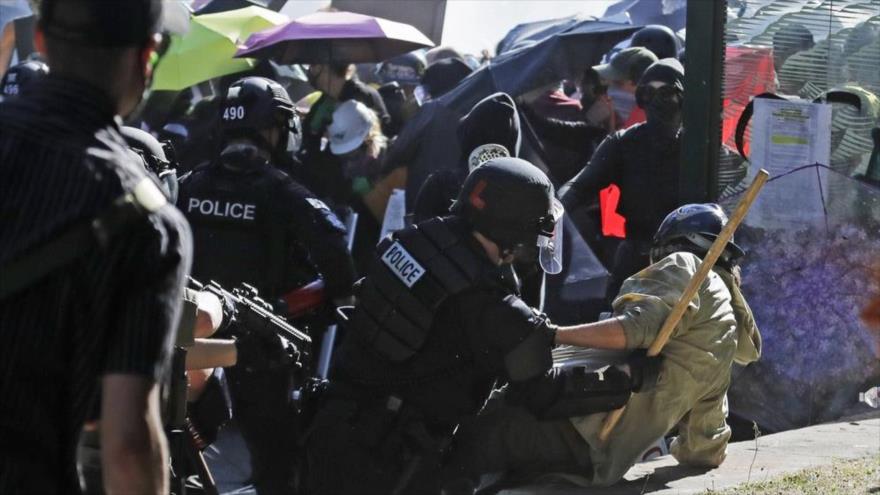 Policía de Seattle declara una revuelta en medio de enfrentamientos