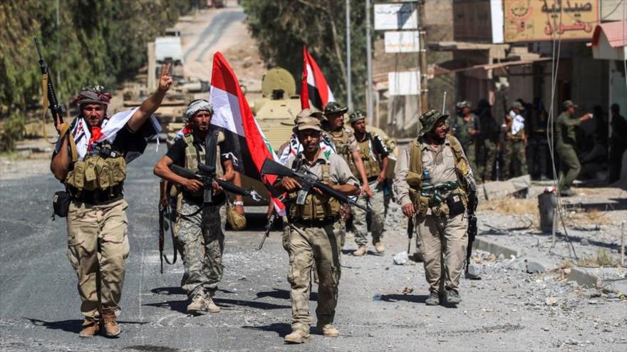 Combatiente de las Unidades de Movilización Popular (Al-Hashad Al-Shabi, en árabe) de Irak durante una operación en el oeste de Mosul. (Foto: AFP).
