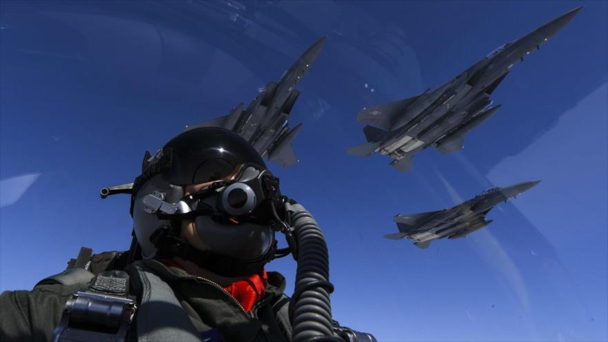 Cazas F-15 del Ejército de EE.UU. en pleno vuelo.