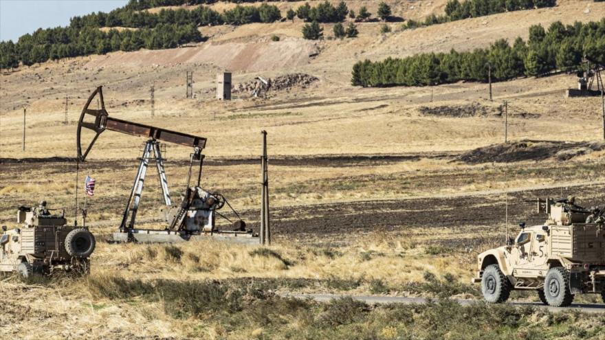 Patrulla de tropas militares de EE.UU. en un pozo de petróleo en el noreste de Siria.