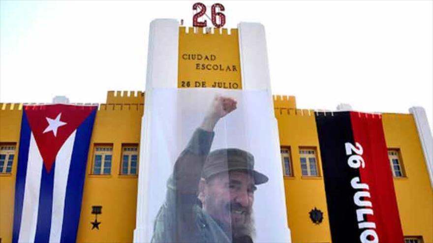 Lienzo con foto de Fidel Castro desplegado en la fachada del edificio del Cuartel Moncada, 26 de julio de 2020.