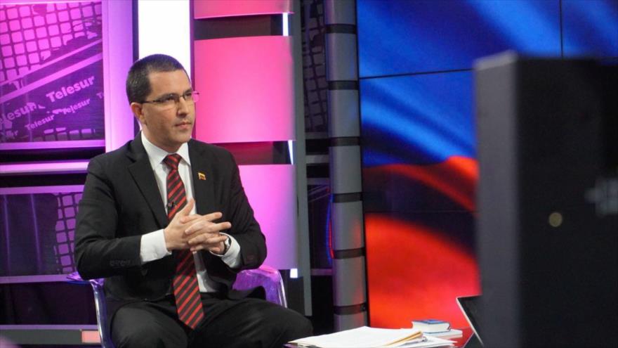 El canciller venezolano, Jorge Arreaza, concede una entrevista a la cadena local de televisión Telesur, 24 de julio de 2020.