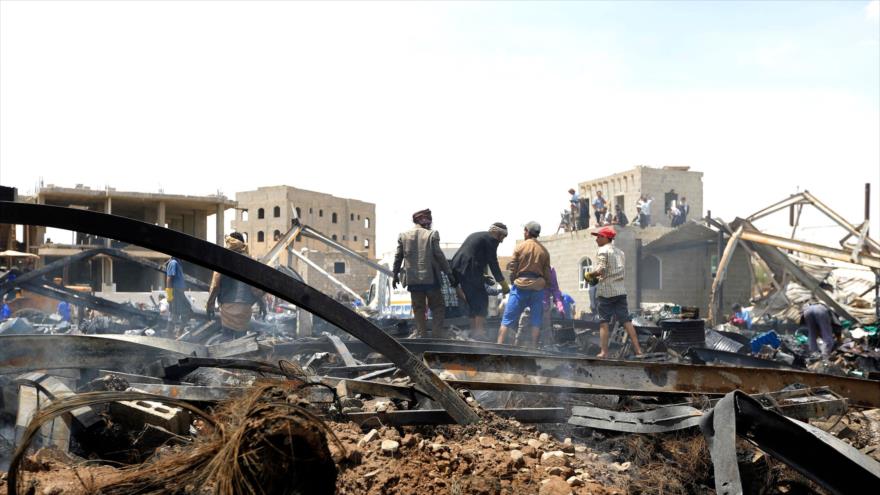 Escombros causados por un ataque aéreo liderado por Arabia Saudí en Saná, la capital yemení, 2 de julio de 2020. (Foto: AFP)