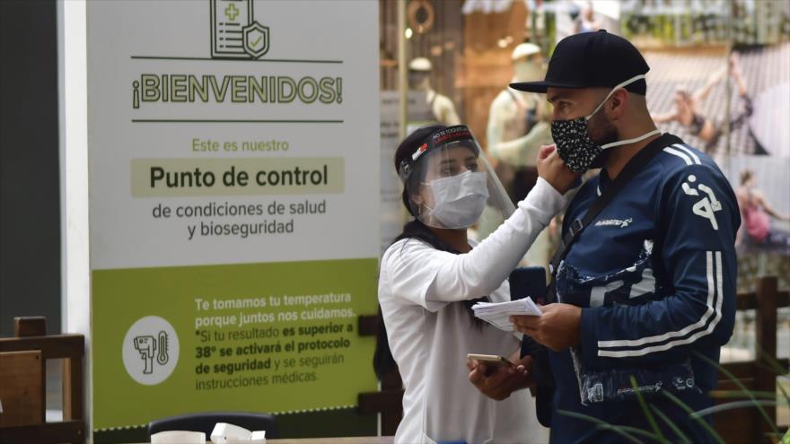 Una enfermera mide la temperatura corporal de un ciudadano en un centro comercial, en Medellín, sureste de Colombia. 9 de junio de 2020. (Foto: The Associated Press)