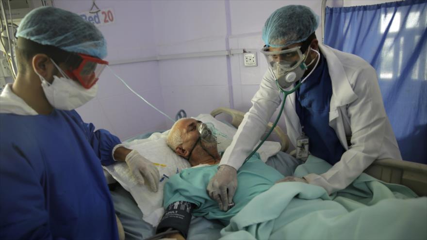 Personal médico atiende a un paciente que ha dado positivo por COVID-19 en un hospital en Saná, capital de Yemen, 14 de junio de 2020. (Foto: AP)