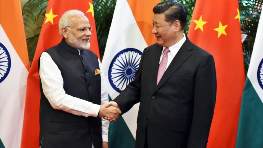 El presidente chino, Xi Jinping (dcha.) recibe al primer ministro indio, Narendra Modi.