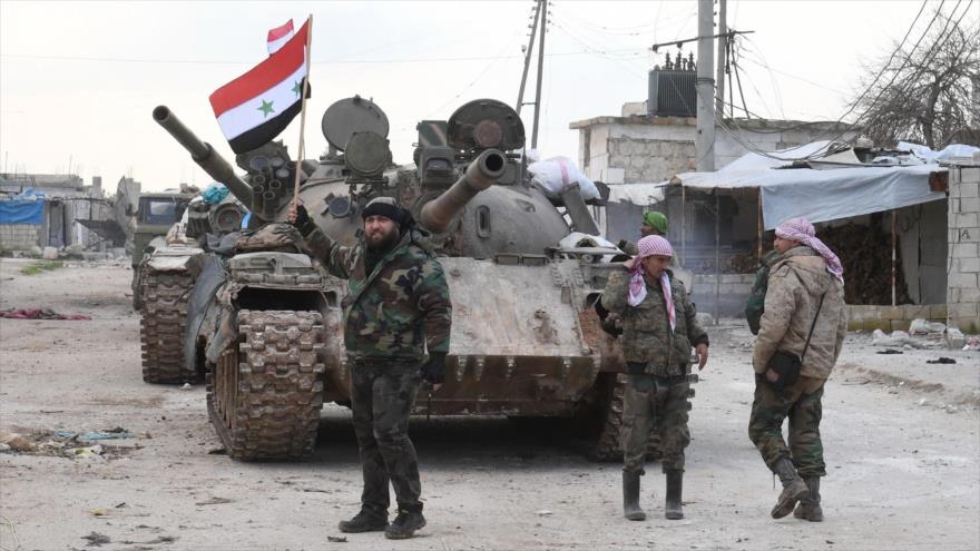 Fuerzas del Ejército sirio desplegadas cerca de la carretera Damasco-Alepo, en la norteña provincia de Alepo, 10 de febrero de 2020. (Foto: AFP)