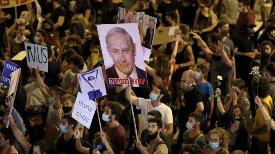 Protestan contra el primer ministro israelí, Benjamín Netanyahu, frente a su residencia en Al-Quds (Jerusalén), 23 de julio de 2020.