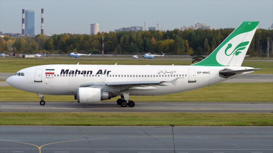 Un avión de pasajeros iraní de la aerolínea Mahan en pleno aterrizaje.