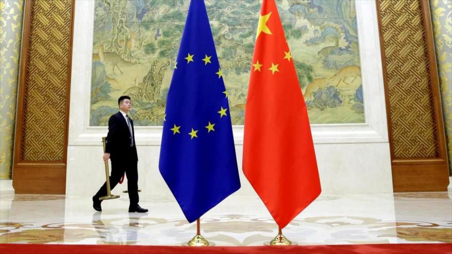 Las banderas de China y la UE antes del Diálogo Económico de Alto Nivel UE-China, Pekín, 25 de junio de 2018. (Foto: Reuters)