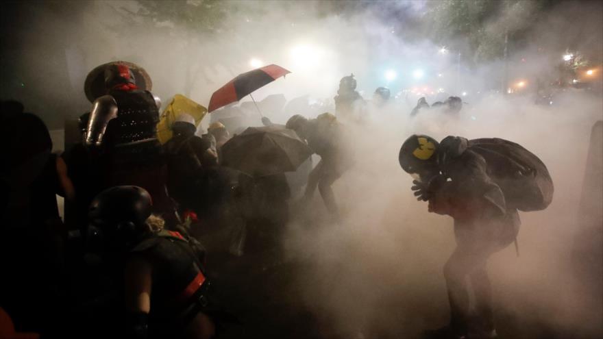 Fuerzas federales reprimen a manifestantes y lanzan gas lacrimógeno durante una protesta antirracista en Portland, EE.UU., 27 de julio de 2020.