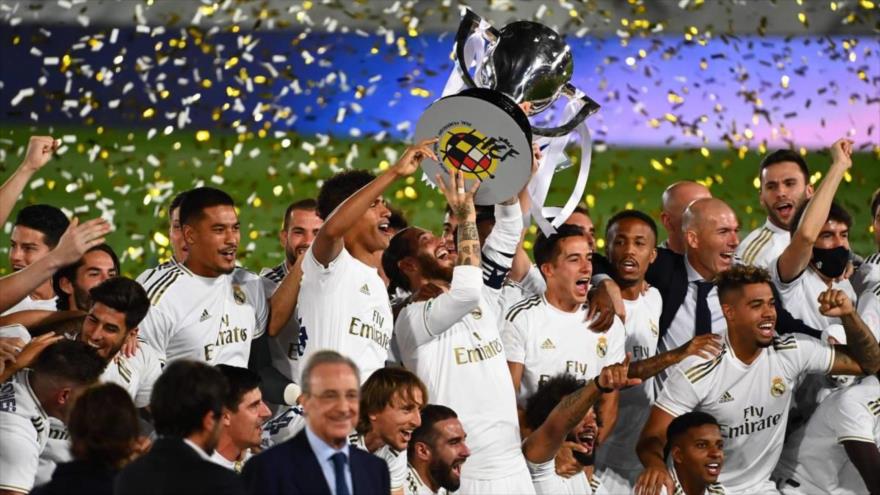 Los jugadores del Real Madrid celebran el campeonato de la Primera División de España, conocida como LaLiga, 16 de julio de 2020.