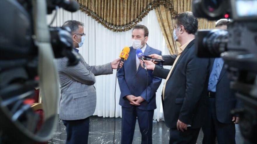 Mahmud Vaezi, jefe del Gabinete del presidente iraní, habla con la prensa.