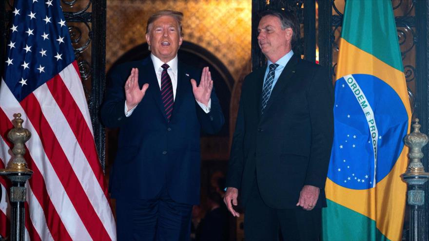 Los presidentes de EE.UU. y Brasil, Donald Trump (dcha.) y Jair Bolsonaro, respectivamente, en Florida, 7 de marzo de 2020. (Foto: AFP)