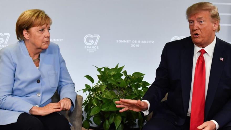 El presidente de EE.UU., Donald Trump, la canciller alemana, Angela Merkel, se reúnen en Biarritz, oeste de Francia, 26 de agosto de 2019.