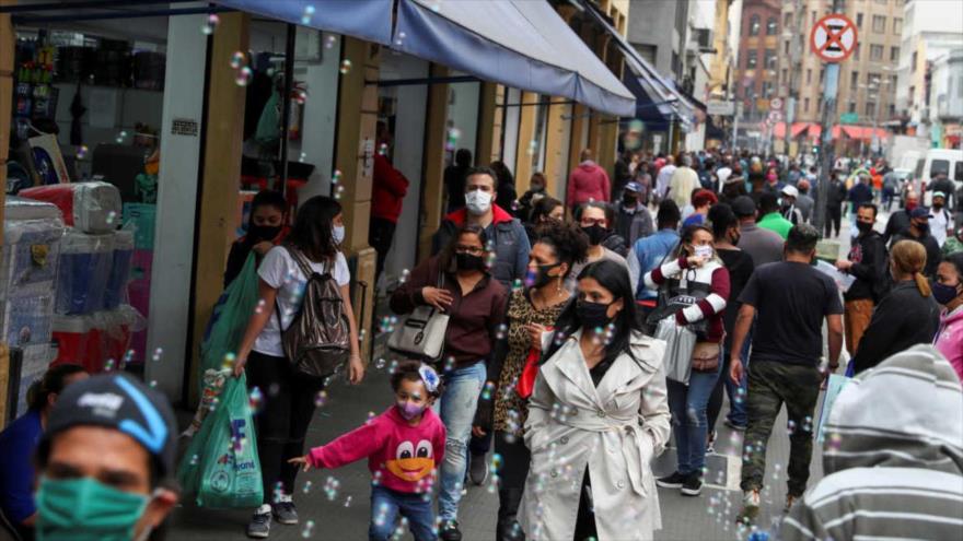 Multitud paseando en una popular calle comercial en pleno brote del coronavirus en Sao Paulo (Brasil), 15 de Julio 15 de 2020. (Foto: Reuters)