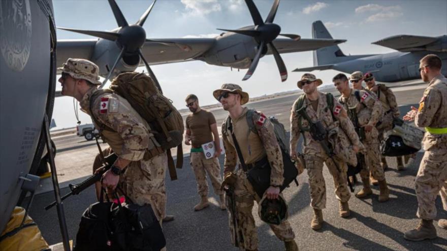Soldados canadienses desplegados en la Fuerza de Tarea Conjunta suben en un Hércules en Kuwait para iniciar su misión en Irak, 27 de noviembre de 2019.