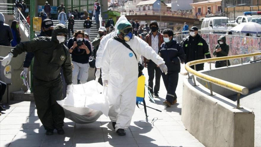 La Policía recoge el cuerpo de una persona muerta por el nuevo coronavirus en el centro de La Paz, Bolivia.