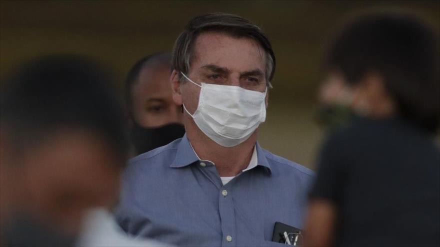El presidente de Brasil, Jair Bolsonaro, con mascarilla facial asiste a un acto en Brasilia, la capital brasileña.