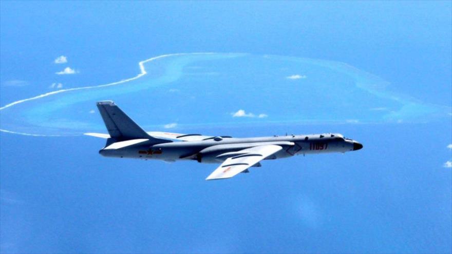 Vídeo: China realiza simulacro de ataque aéreo en aguas en disputa