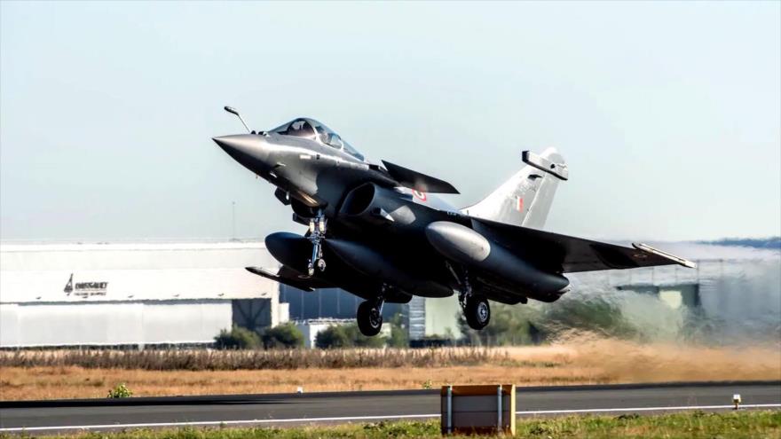 Un avión de combate Rafale de la Fuerza Aérea de La India despega de un aeródromo en Francia para su vuelo rumbo a su país, 27 de julio de 2020.