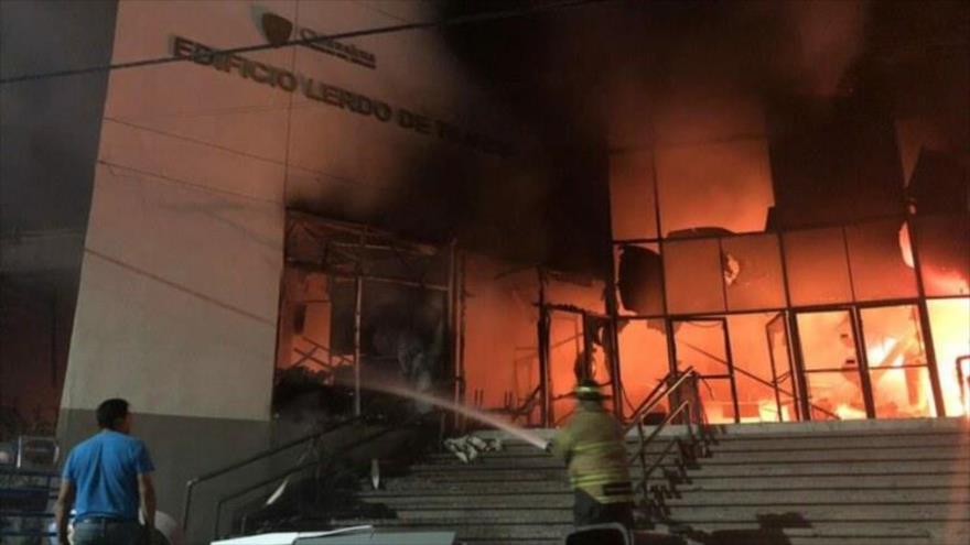 Mexicanos protestan y queman edificios contra pago de aguas a EEUU | HISPANTV