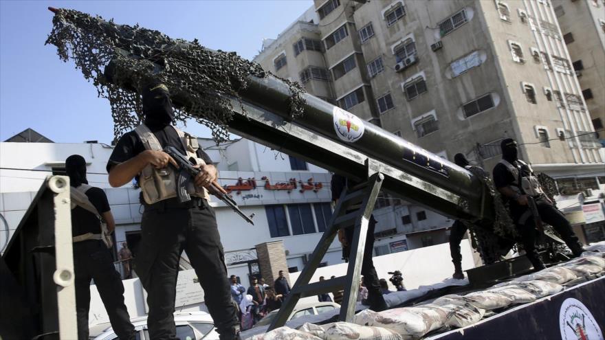 Combatientes de HAMAS exhiben sus misiles durante un desfile militar en la ciudad de Rafah, sur de la Franja de Gaza.