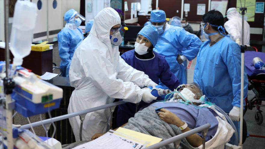 Personal médico atiende a un paciente con COVID-19 en un hospital en Teherán, capital de Irán, 30 de marzo de 2020. (Foto: Reuters)