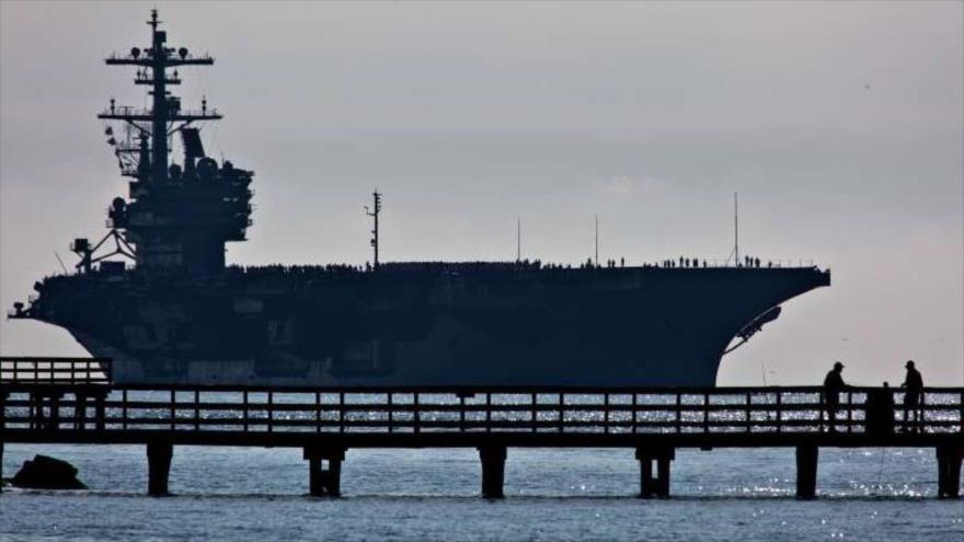 El portaaviones USS George H.W. Bush en la Estación Naval de Norfolk, Virginia.