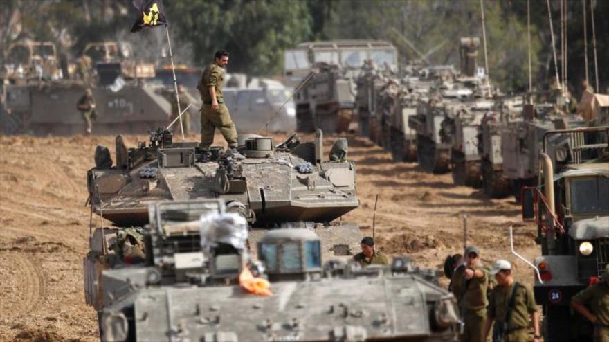 Tanques y unidades de artillería del ejército del régimen de Israel, durante una maniobra militar.