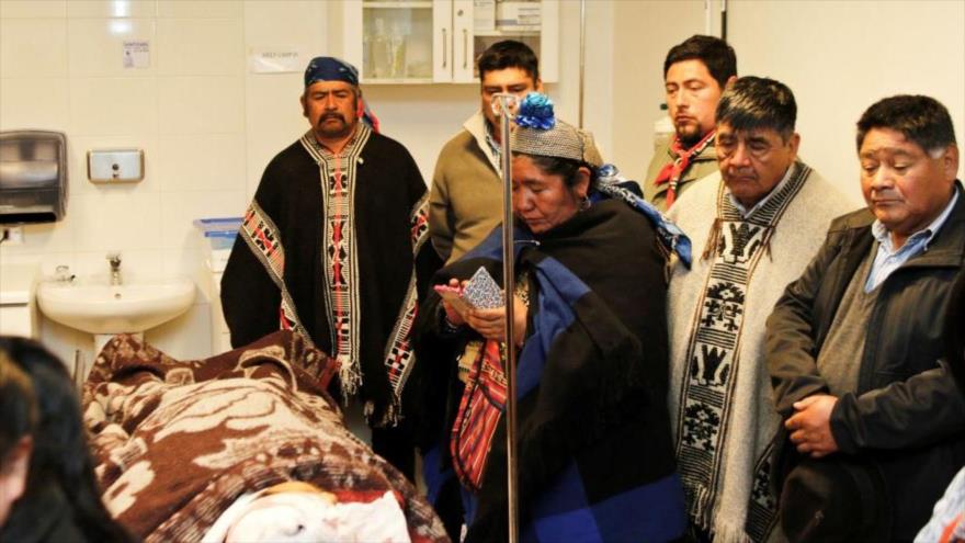 Varios miembros de la comunidad mapuche de Chile, perteneciente a la comuna de Ercilla, junto a un enfermo en un hospital comarcal.