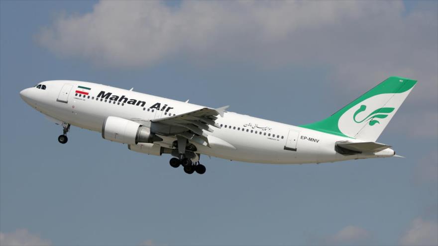 Un Airbus A310 de la aerolínea persa Mahan Air, en pleno vuelo.