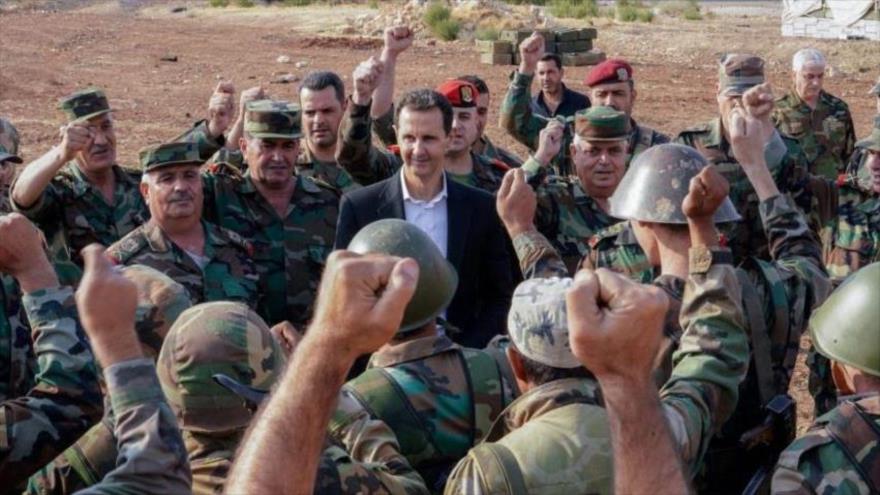 El presidente sirio, Bashar al-Asad, se reúne con un grupo de soldados del Ejército en Idlib (noroeste), 22 de octubre de 2019. (Foto: SANA)