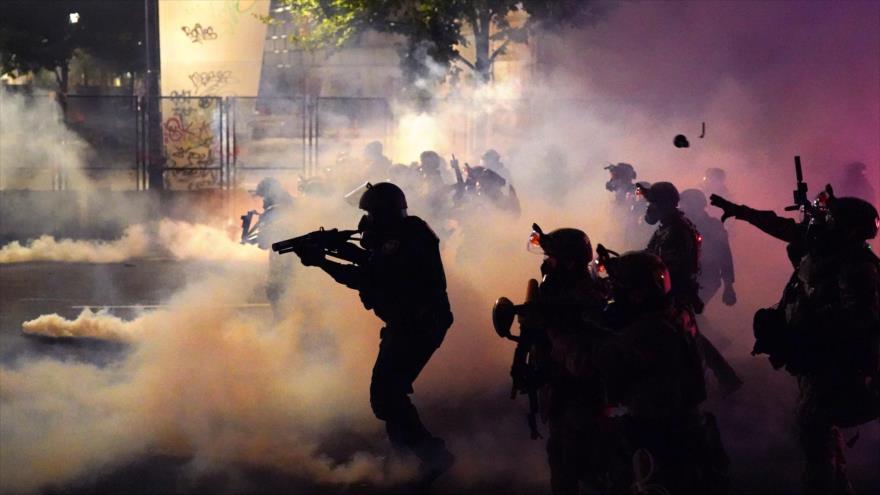 Fuerzas federales de EE.UU. reprimen a los manifestantes en Portland, 24 de julio de 2020.