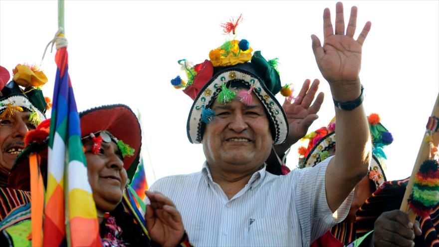 El expresidente de Bolivia Evo Morales entre sus partidarios durante un mitin celebrado en Mendoza, Argentina, 7 de marzo de 2020. (Foto: AFP)