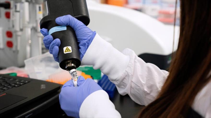 Una científica investiga una vacuna para contrarrestar el nuevo coronavirus en un laboratorio en California, EE.UU., 17 de marzo de 2020. (Foto: Reuters)