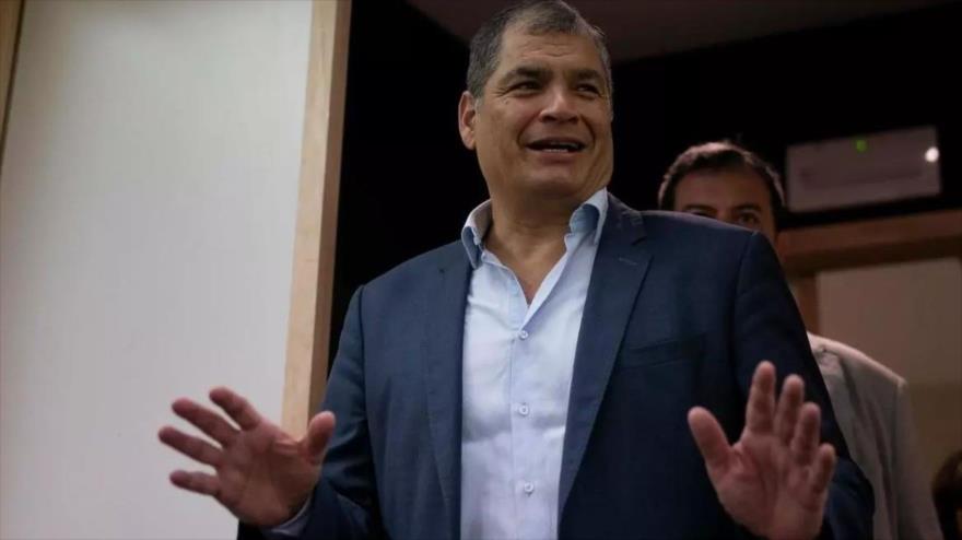 El expresidente de Ecuador Rafael Correa habla con la prensa en el Parlamento Europeo en Bruselas, 9 de octubre de 2019. (Foto: AFP)
