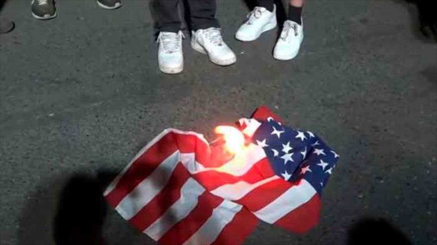 Vídeo: Manifestantes queman la bandera de EEUU en Portland