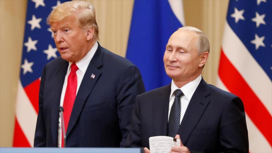 El presidente de EE.UU., Donald Trump (izda.), y su par de Rusia, Vladimir Putin, hablan con la prensa en Helsinki, 16 de julio de 2018. (Foto: Reuters)
