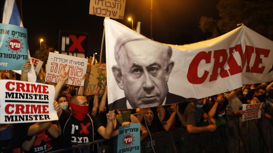 Protestan contra el premier israelí, Benjamín Netanyahu, frente a su residencia en Al-Quds (Jerusalén), 21 de julio de 2020. (Foto: AFP)