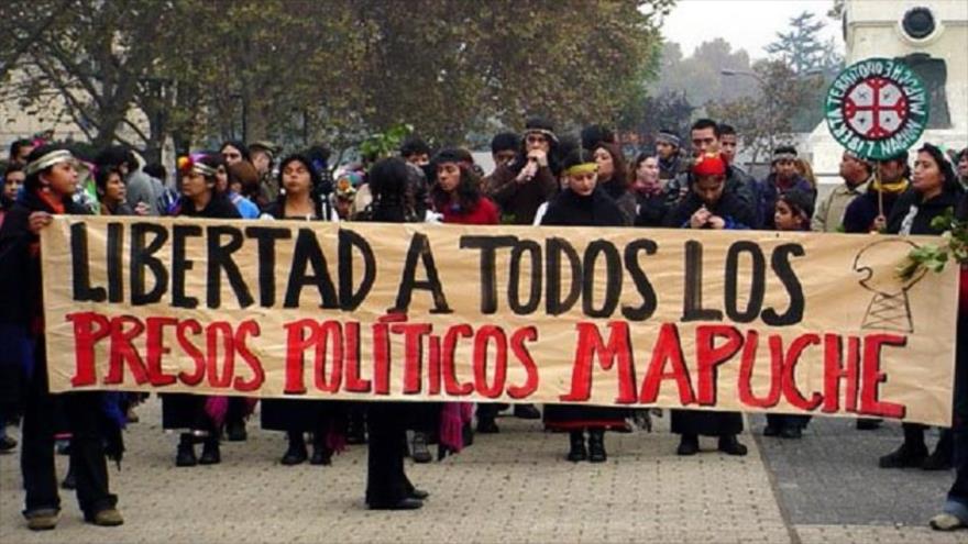 Marchan en solidaridad con presos políticos mapuche en Chile.