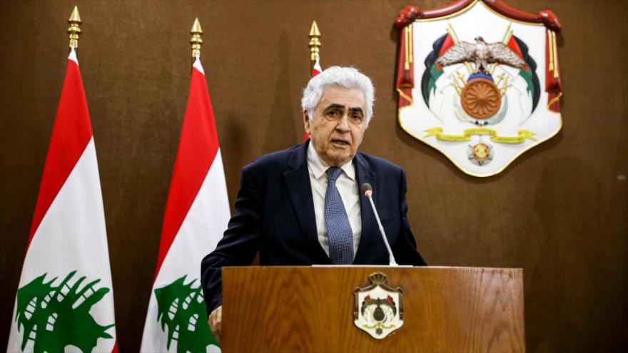 El dimitido canciller libanés Nasif Hiti habla en una rueda de prensa en Beirut, la capital, 2 de julio de 2020.