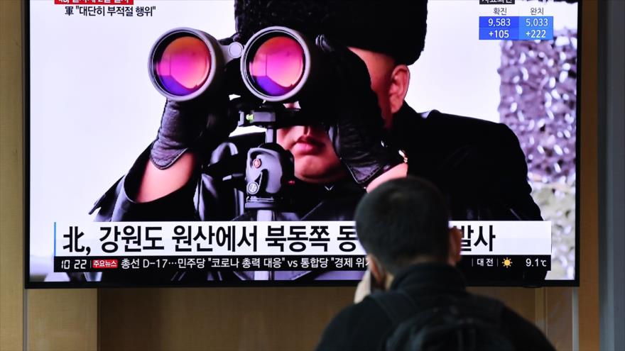 Un hombre observa en una pantalla en Seúl (capital surcoreana) imágenes del líder de norcoreano, Kim Jong-un, 29 de marzo de 2020. (Foto: AFP)