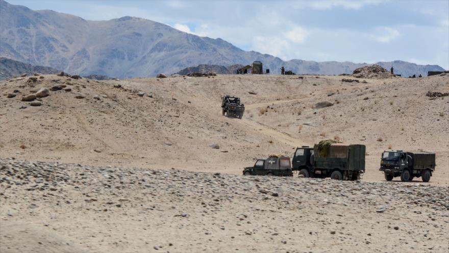 Vehículos militares del Ejército indio participan en una maniobra en Ladakh, una región fronteriza con China, 4 de julio de 2020. (Foto: AFP)