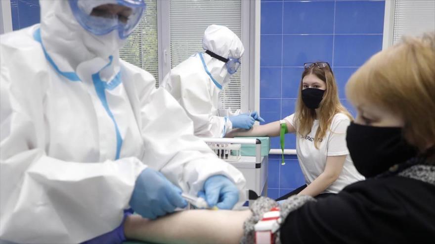 Un centro clínico ruso prueba las vacunas contra COVID-19 en voluntarios.