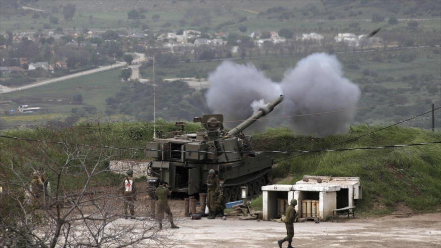 Soldados israelíes en un ejercicio de artillería cerca de la frontera con Siria en los altos del Golán, 5 de abril de 2020. (Foto: AFP)