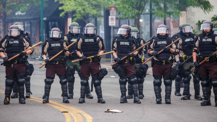 Policías desplegados para reprimir protestas en la ciudad estadounidense de Mineápolis, 29 de mayo de 2020. (Foto: AFP)