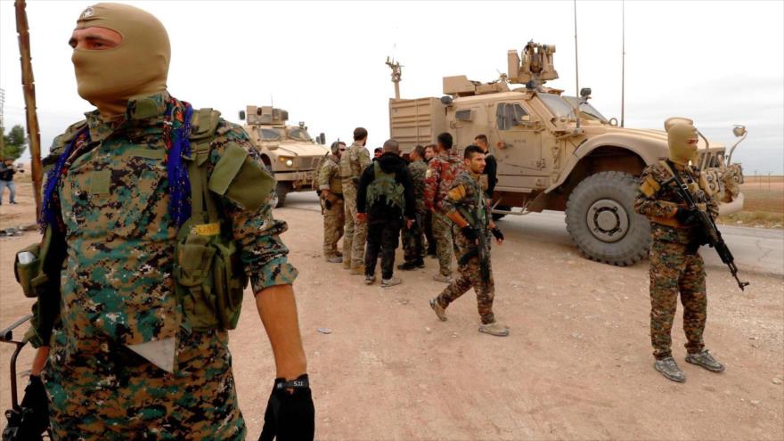 Integrantes de las Fuerzas Democráticas Sirias (FDS) patrullan la ciudad kurda de Darbasiyah en el norte de Al-Hasaka, noreste de Siria.