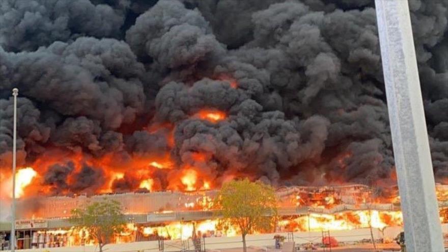 Vídeo: Se registra un enorme incendio en la ciudad emiratí de Ajman