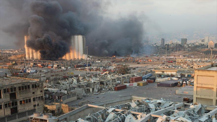 El humo se eleva del sitio de una explosión en Beirut, capital de El Líbano, 4 de agosto de 2020. (Foto: Reuters)